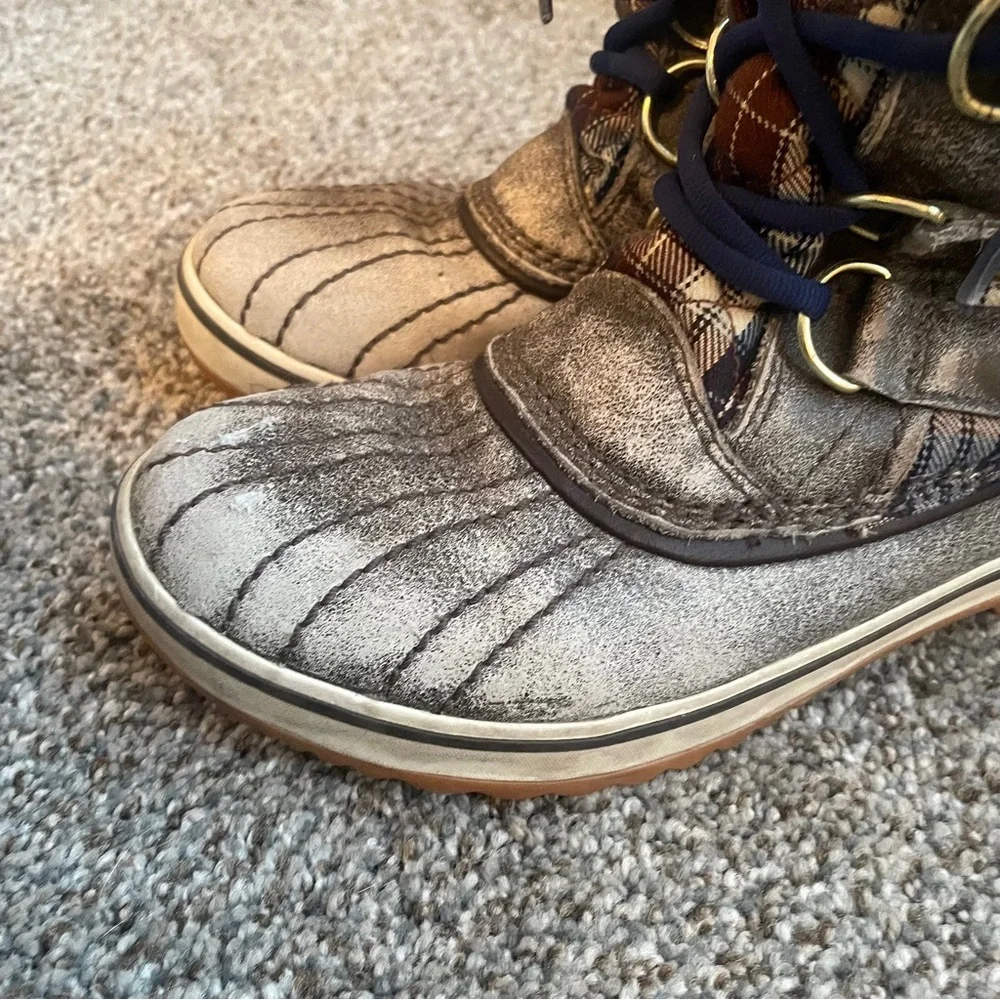 Women’s Sorel Tofino waterproof winter boots distresed quilted blue brown plaid